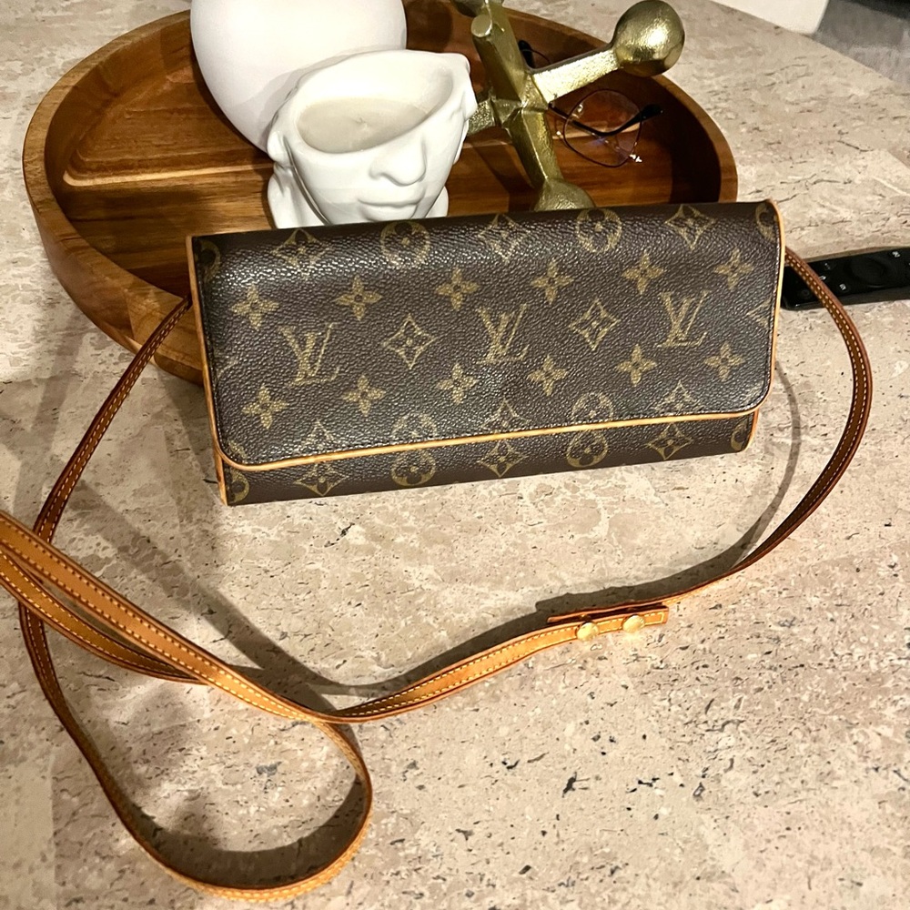 Authentic Louis Vuitton twin pochette GM monogram.